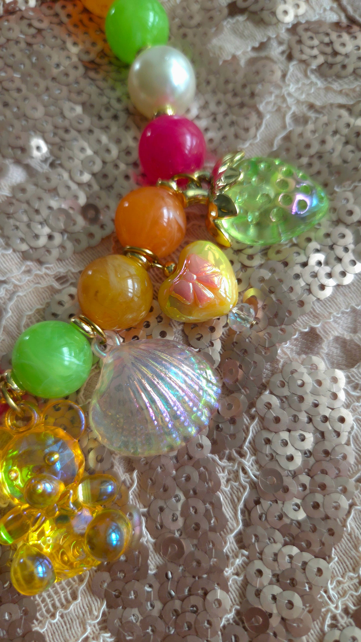 Collar Tropical Candy Parade — necklace hecho a mano, perlas chunky, charms coloridos, dopamine dressing, moda Y2K.Tropical candy necklace
Colorful statement necklace
Chunky pearls jewelry
Fruit charm necklace
Y2K dopamine dressing
Handmade playful jewelry
Acrylic charms necklace
Strawberry charm necklace
Vibrant dopamine-core
Bold colorful fashion