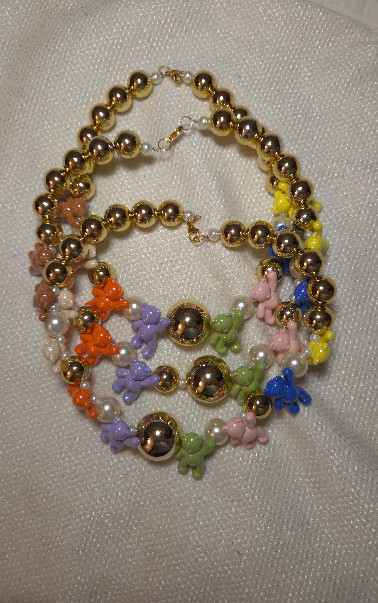 Golden Rainbow Teddies Necklace — collar hecho a mano, perlas acrílicas, cuentas doradas, ositos rainbow, dopamine dressing, Y2K fashion.3