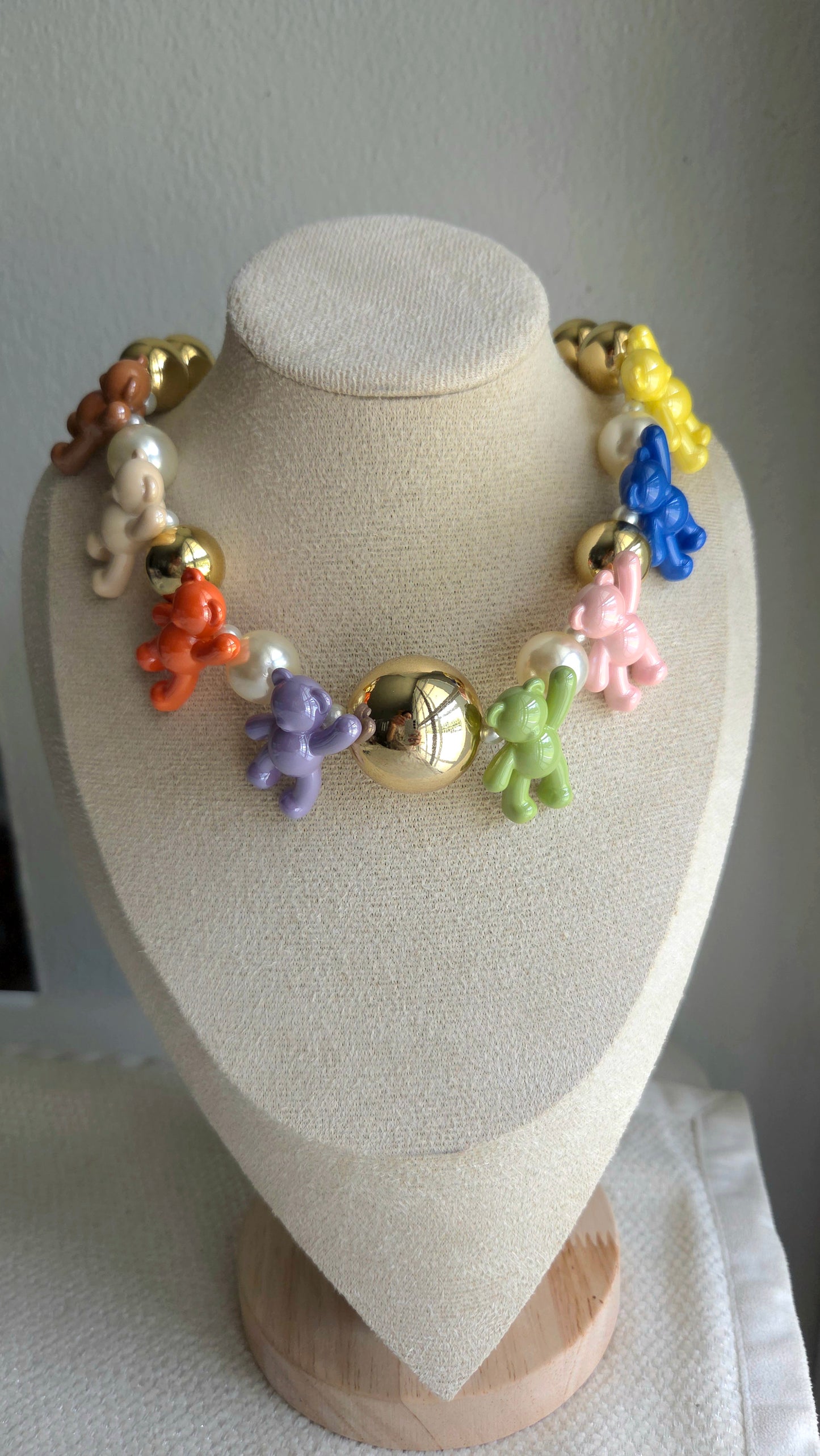 Golden Rainbow Teddies Necklace — collar hecho a mano, perlas acrílicas, cuentas doradas, ositos rainbow, dopamine dressing, Y2K fashion.