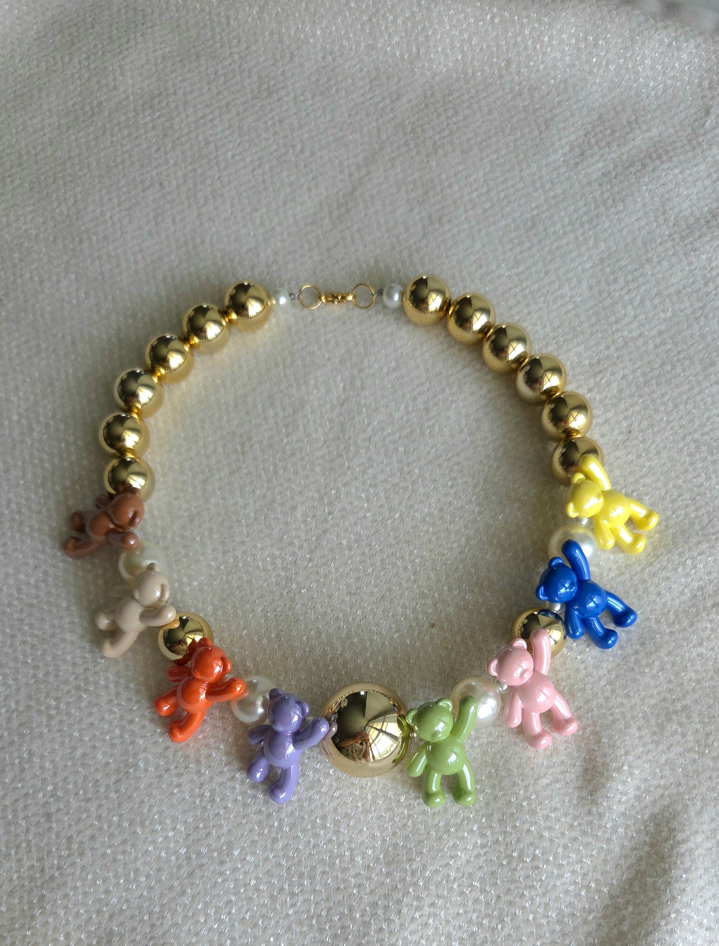 Golden Rainbow Teddies Necklace — collar hecho a mano, perlas acrílicas, cuentas doradas, ositos rainbow, dopamine dressing, Y2K fashion.