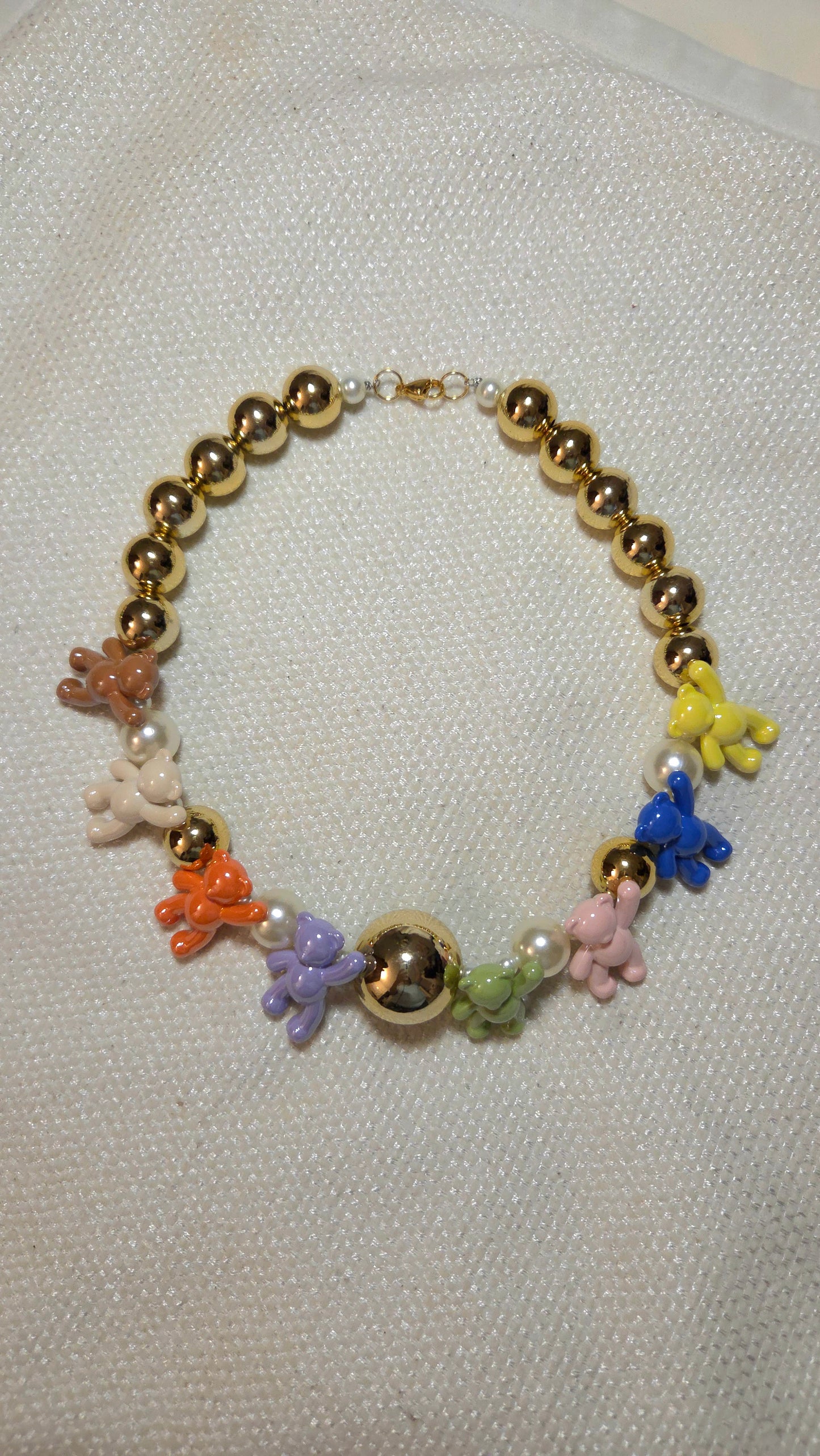 Golden Rainbow Teddies Necklace — collar hecho a mano, perlas acrílicas, cuentas doradas, ositos rainbow, dopamine dressing, Y2K fashion.