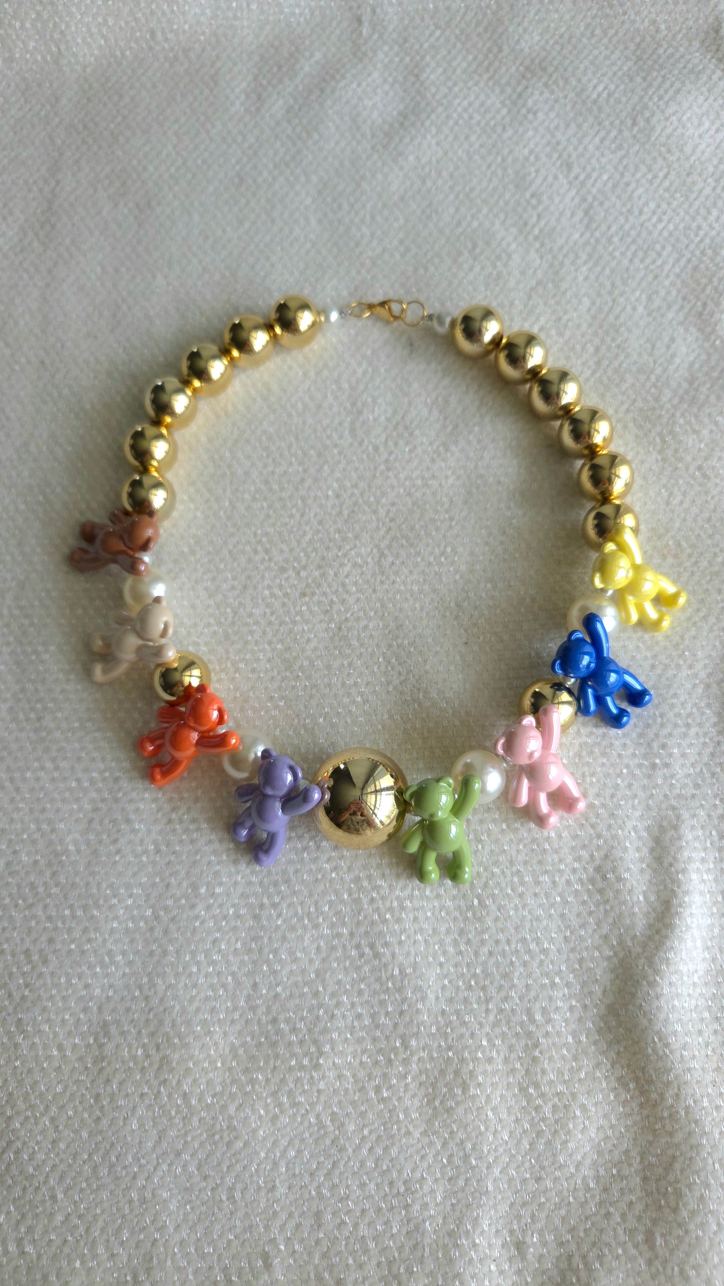 Golden Rainbow Teddies Necklace — collar hecho a mano, perlas acrílicas, cuentas doradas, ositos rainbow, dopamine dressing, Y2K fashion.