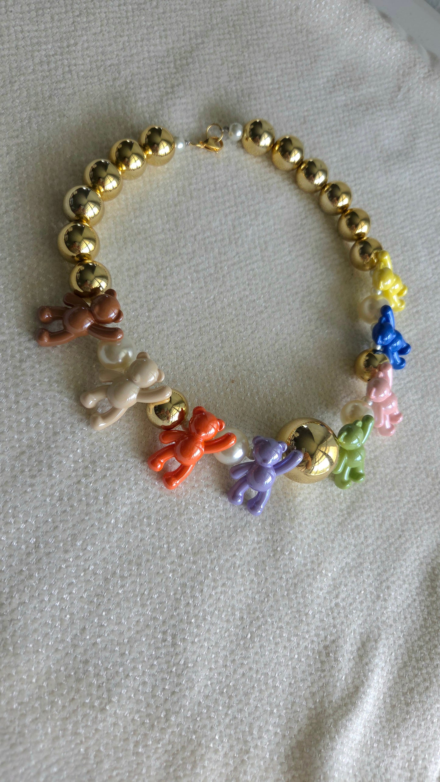 Golden Rainbow Teddies Necklace — collar hecho a mano, perlas acrílicas, cuentas doradas, ositos rainbow, dopamine dressing, Y2K fashion.