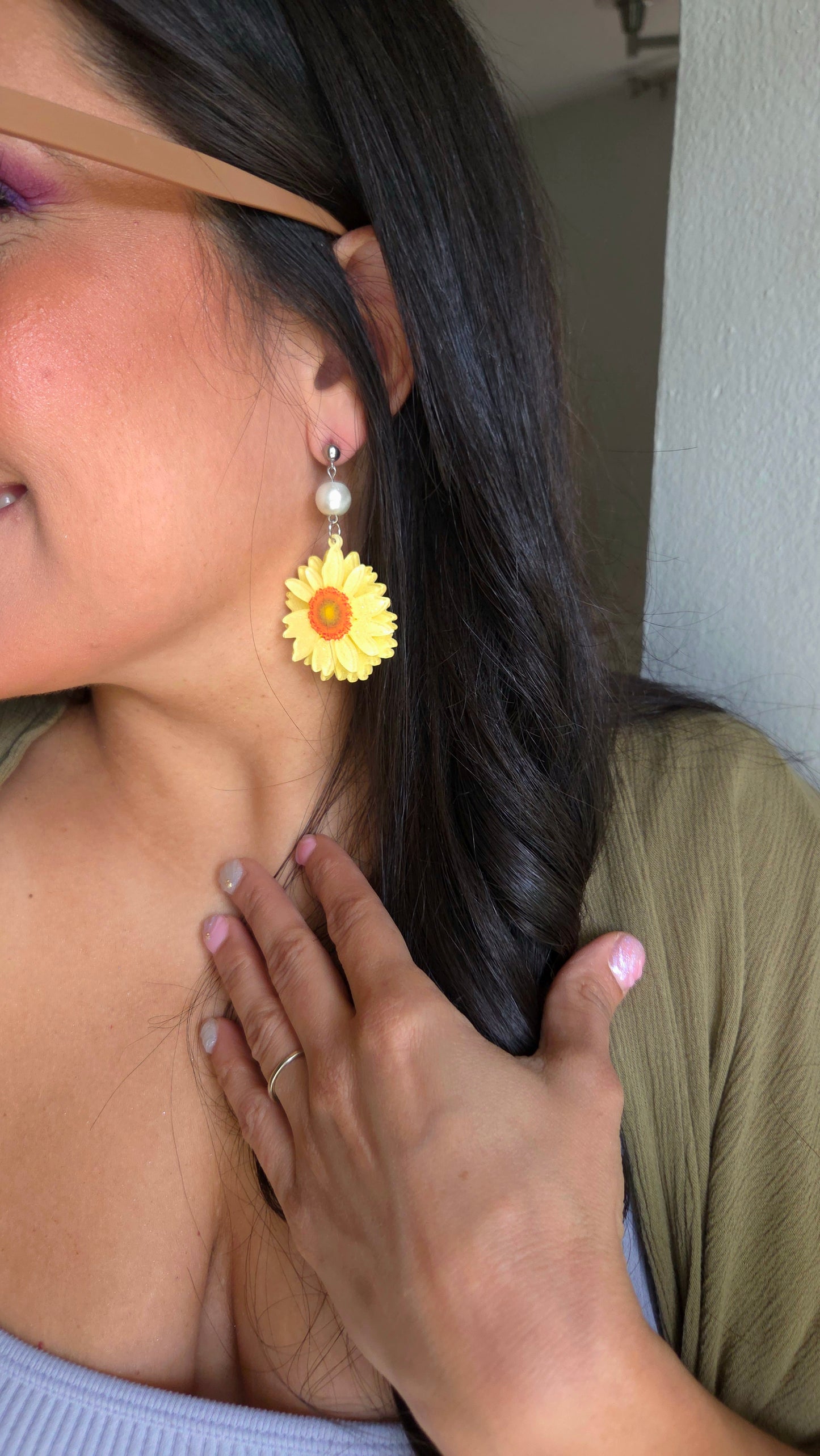 Daisy earrings
Dangling earrings
Y2K jewelry
Handmade earrings
Yellow acrylic flowers
Crystal pearl earrings
Statement earrings
Nostalgic fashion
Cute chic jewelry
Dopamine dressing accessories