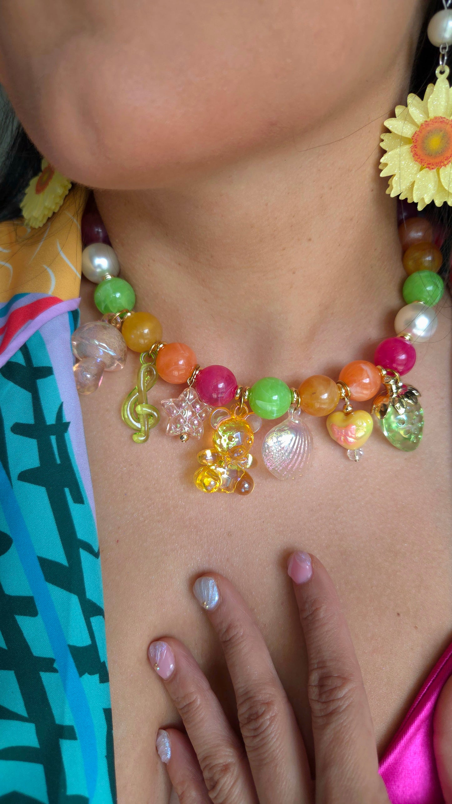 Collar Tropical Candy Parade — necklace hecho a mano, perlas chunky, charms coloridos, dopamine dressing, moda Y2K.