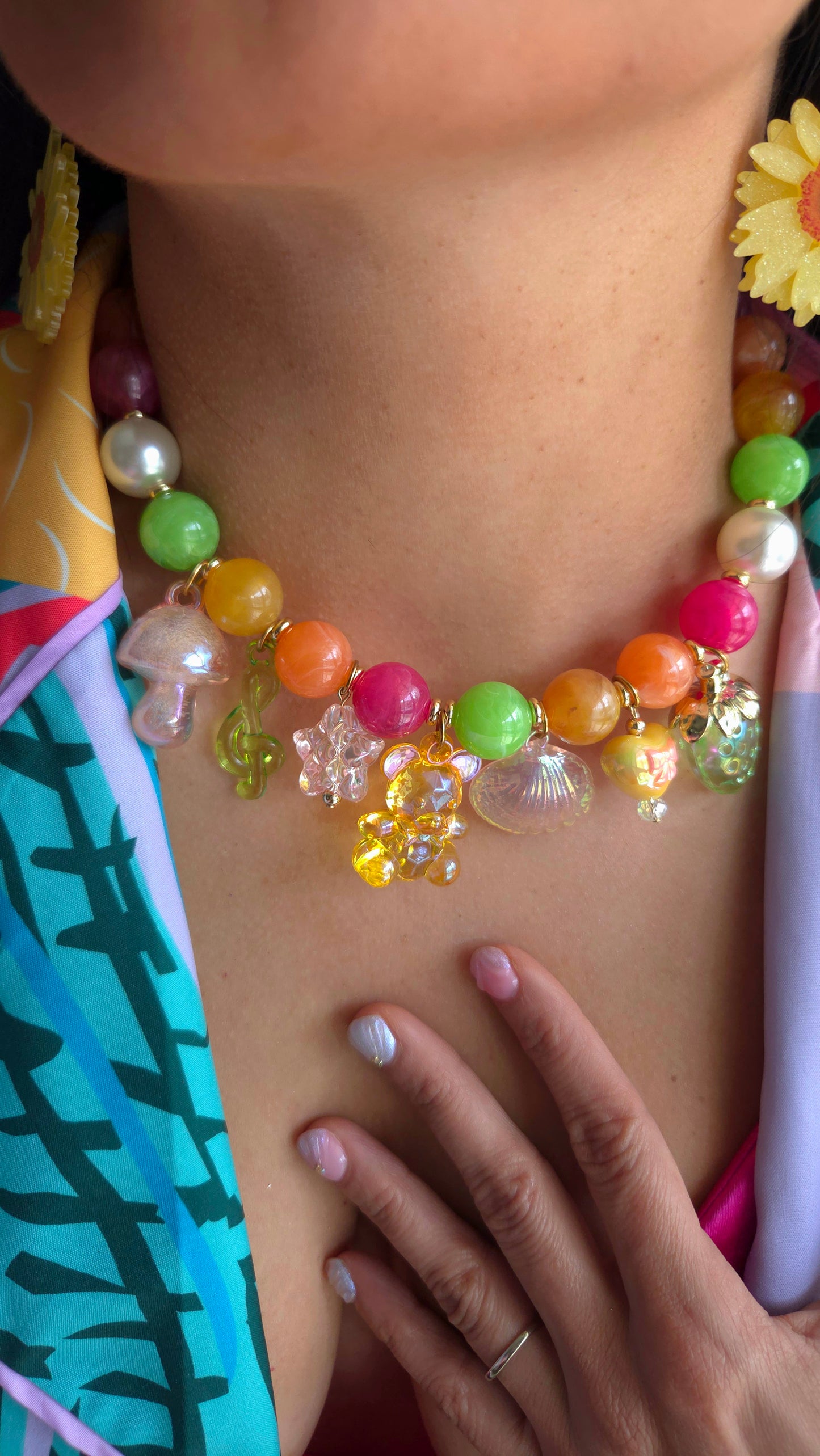 Collar Tropical Candy Parade — necklace hecho a mano, perlas chunky, charms coloridos, dopamine dressing, moda Y2K.