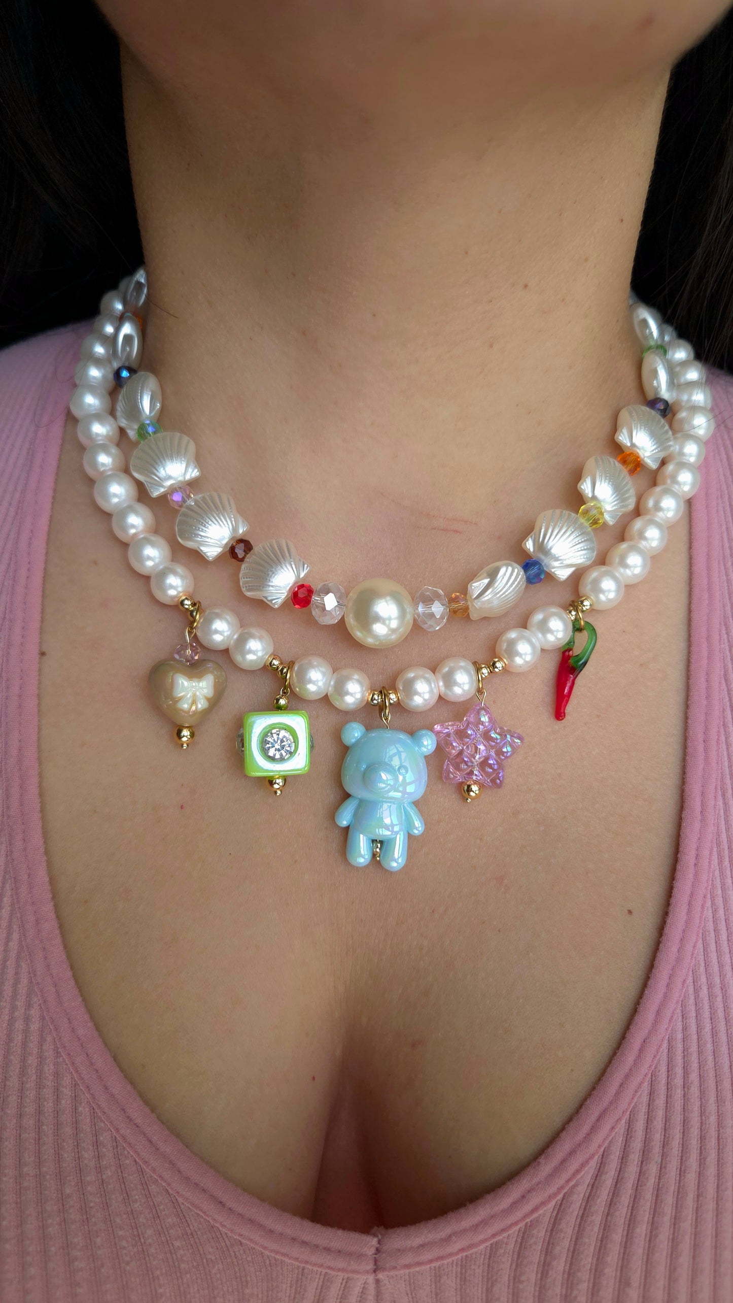 Mermaid Charms Dream Necklace con perlas de cristal, conchitas acrílicas, cristales facetados y charms colgantes de osito, estrella, corazón y pepper charm. Diseño maximalista dopamine dressing Lalabel.