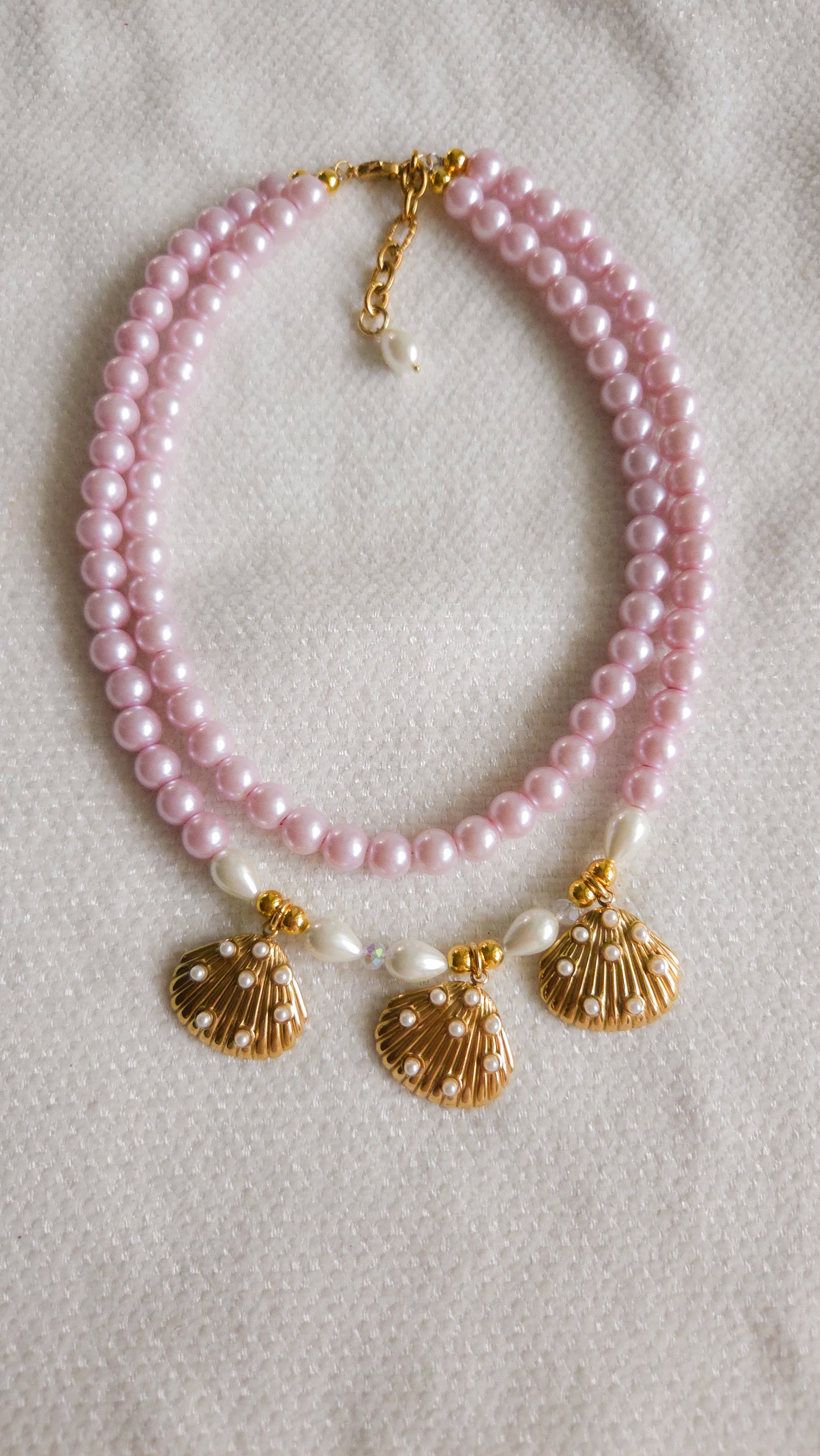 🧜♀️Mermaid Treasure Necklace – Y2K Inspired Glass Pearls & Gold Seashells