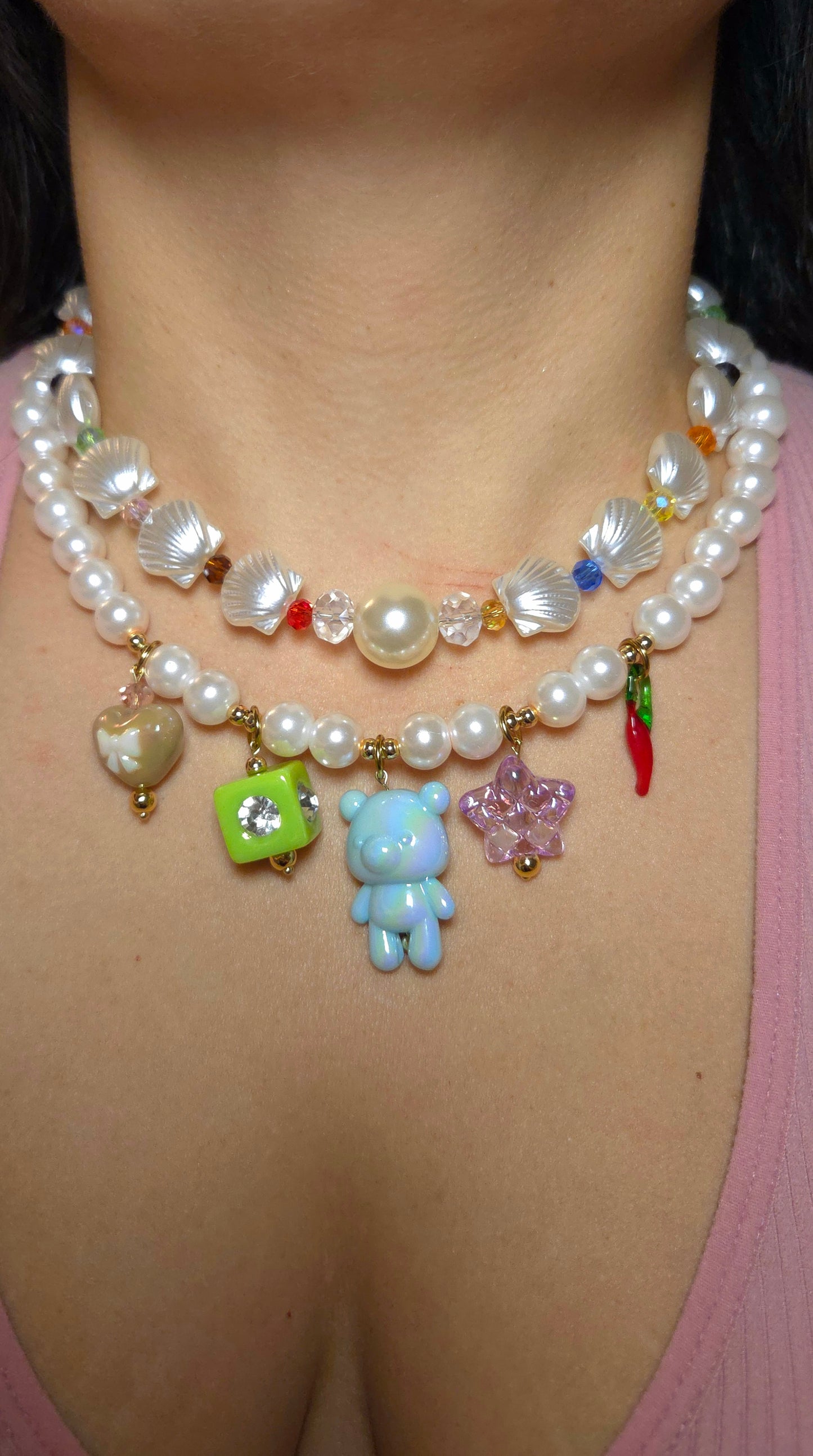 Mermaid Charms Dream Necklace con perlas de cristal, conchitas acrílicas, cristales facetados y charms colgantes de osito, estrella, corazón y pepper charm. Diseño maximalista dopamine dressing Lalabel.