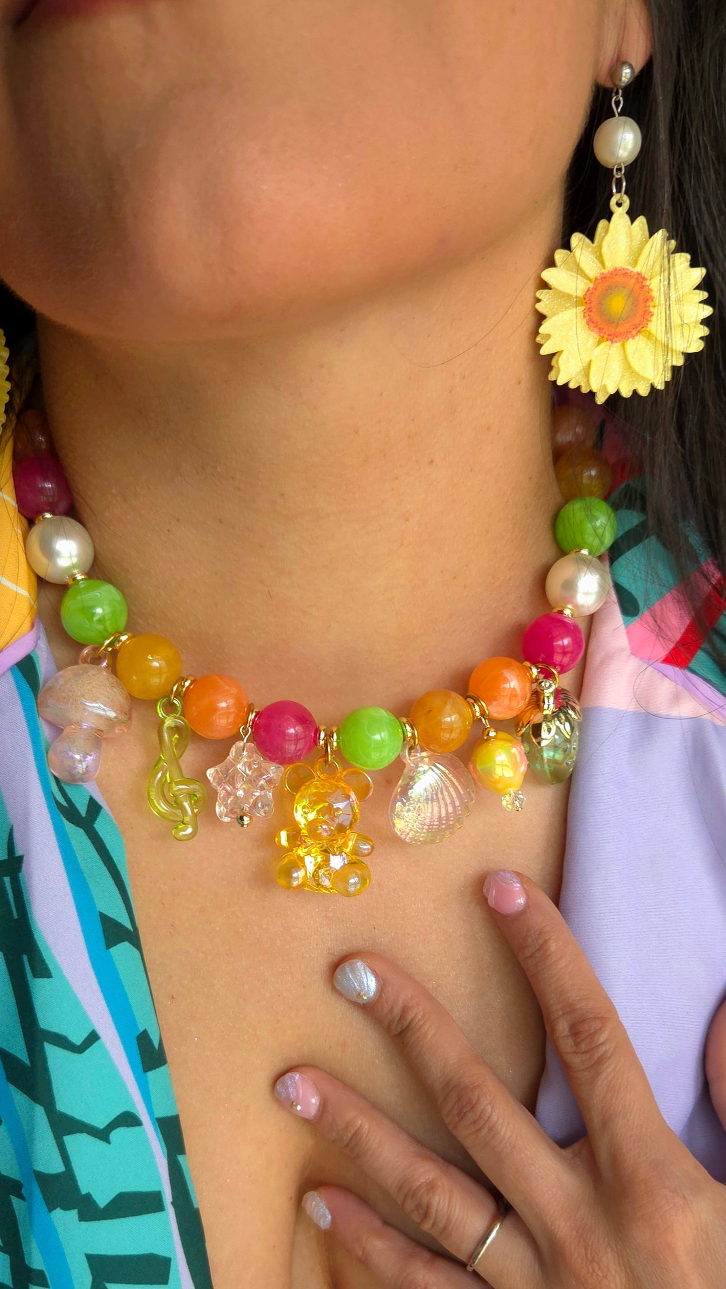 Collar Tropical Candy Parade — necklace hecho a mano, perlas chunky, charms coloridos, dopamine dressing, moda Y2K.Tropical candy necklace
Colorful statement necklace
Chunky pearls jewelry
Fruit charm necklace
Y2K dopamine dressing
Handmade playful jewelry
Acrylic charms necklace
Strawberry charm necklace
Vibrant dopamine-core
Bold colorful fashion