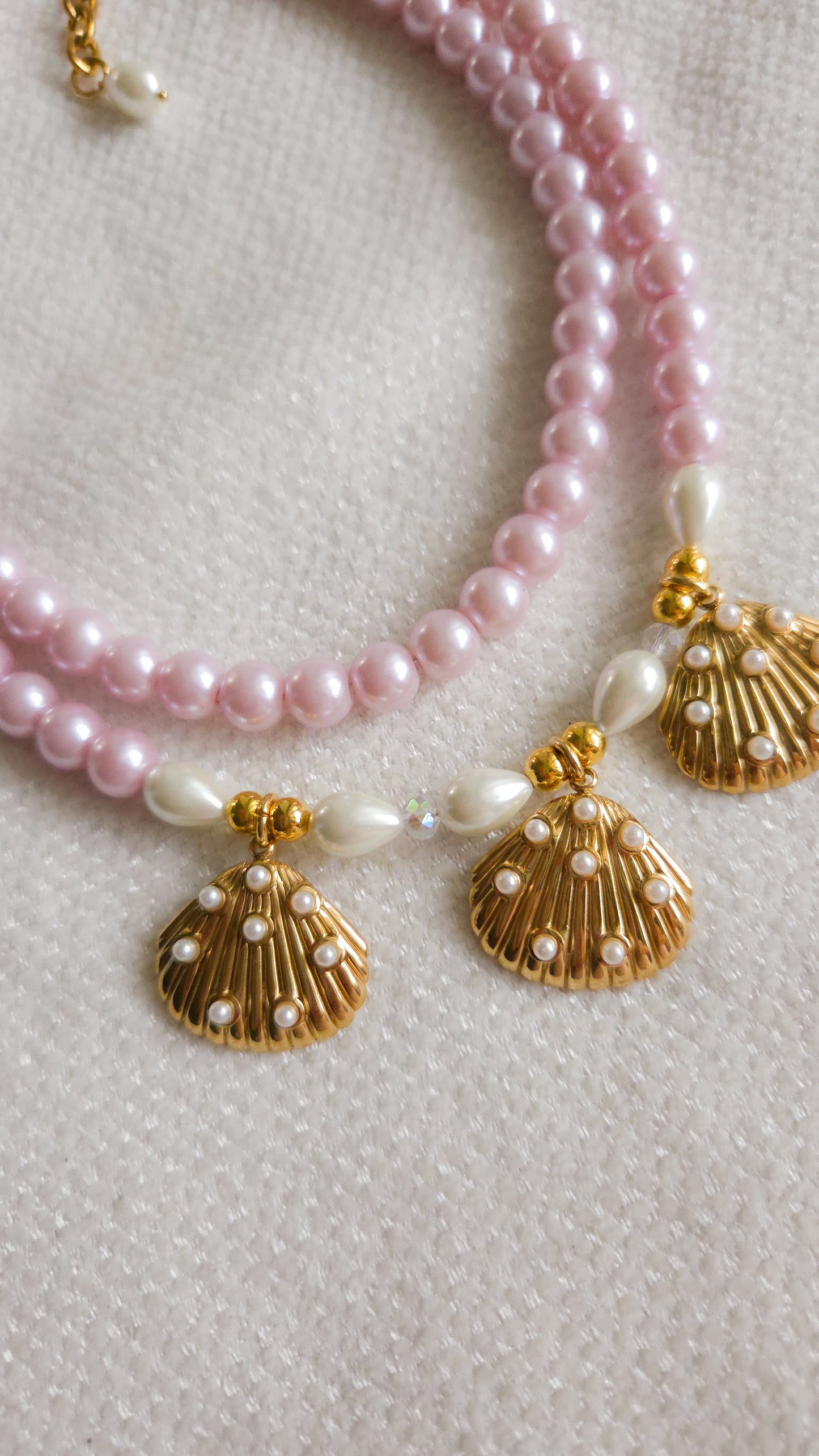 🧜♀️Mermaid Treasure Necklace – Y2K Inspired Glass Pearls & Gold Seashells
