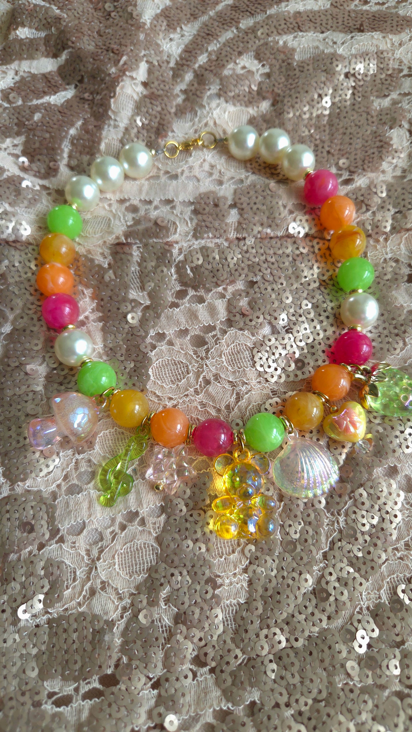 Collar Tropical Candy Parade — necklace hecho a mano, perlas chunky, charms coloridos, dopamine dressing, moda Y2K.Tropical candy necklace

Colorful statement necklace

Chunky pearls jewelry

Fruit charm necklace

Y2K dopamine dressing

Handmade playful jewelry

Acrylic charms necklace

Strawberry charm necklace

Vibrant dopamine-core

Bold colorful fashion