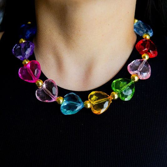 Collar de corazones acrílicos arcoíris con hematite dorado. Handmade, 18", cierre en acero inoxidable. Ideal para un look Y2K, kawaii o dopamine chic.

