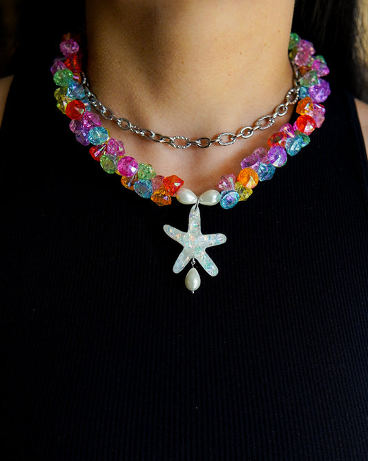 Collar de estrella marina acrílica con beads arcoíris, perlas en forma de gota y cadena de acero inoxidable. Diseño doble capa, 100% handmade.