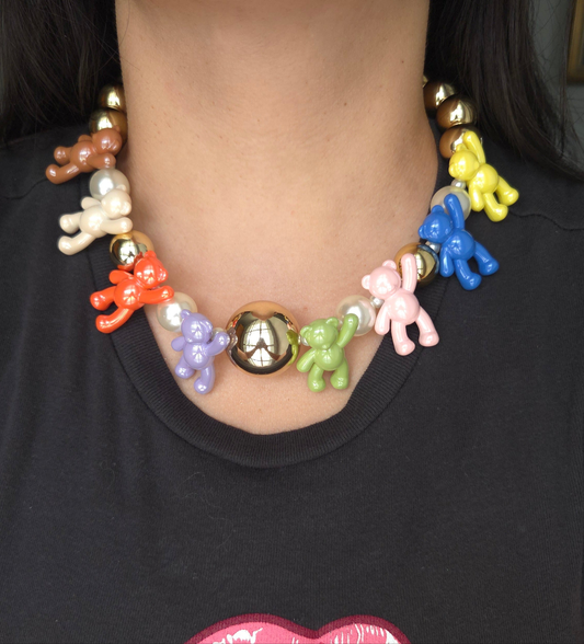 Golden Rainbow Teddies Necklace — collar hecho a mano, perlas acrílicas, cuentas doradas, ositos rainbow, dopamine dressing, Y2K fashion.