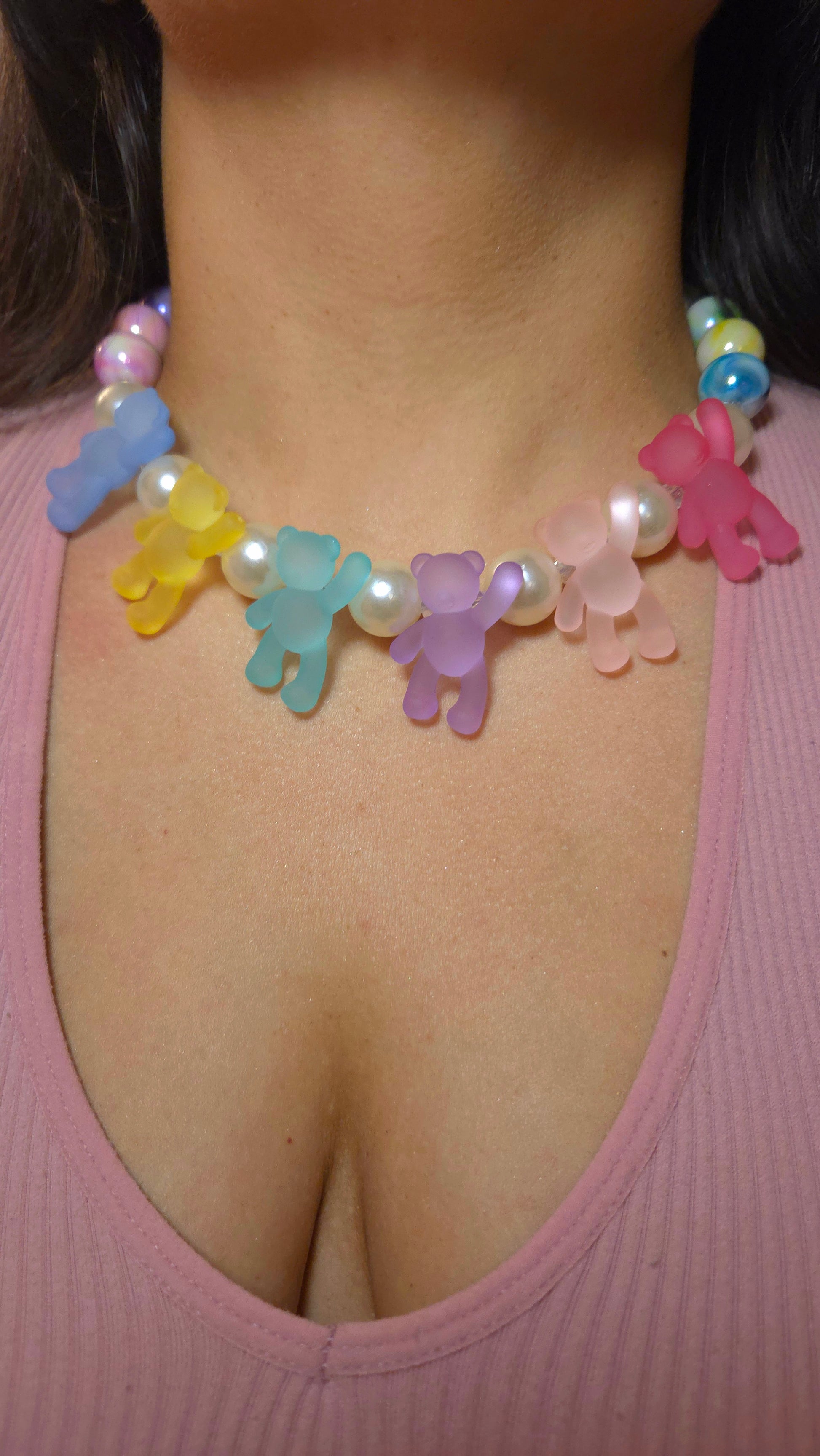 SOUR Teddies Necklace — collar hecho a mano, perlas acrílicas, charms osito, maximalista, dopamine dressing, moda Y2K.

Teddy bear necklace

Chunky pearl necklace

Acrylic teddy necklace

Maximalist jewelry

Dopamine dressing

Handmade statement necklace

Stainless steel jewelry

Y2K aesthetic

Playful fashion accessories

Colorful jewelry for women