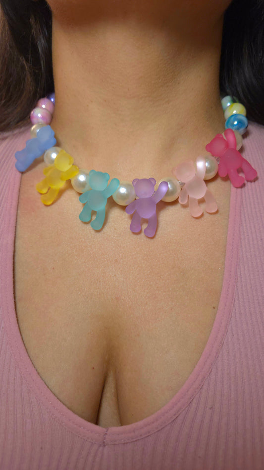 SOUR Teddies Necklace — collar hecho a mano, perlas acrílicas, charms osito, maximalista, dopamine dressing, moda Y2K.

Teddy bear necklace

Chunky pearl necklace

Acrylic teddy necklace

Maximalist jewelry

Dopamine dressing

Handmade statement necklace

Stainless steel jewelry

Y2K aesthetic

Playful fashion accessories

Colorful jewelry for women