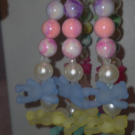 SOUR Teddies Necklace — collar hecho a mano, perlas acrílicas, charms osito, maximalista, dopamine dressing, moda Y2K.

