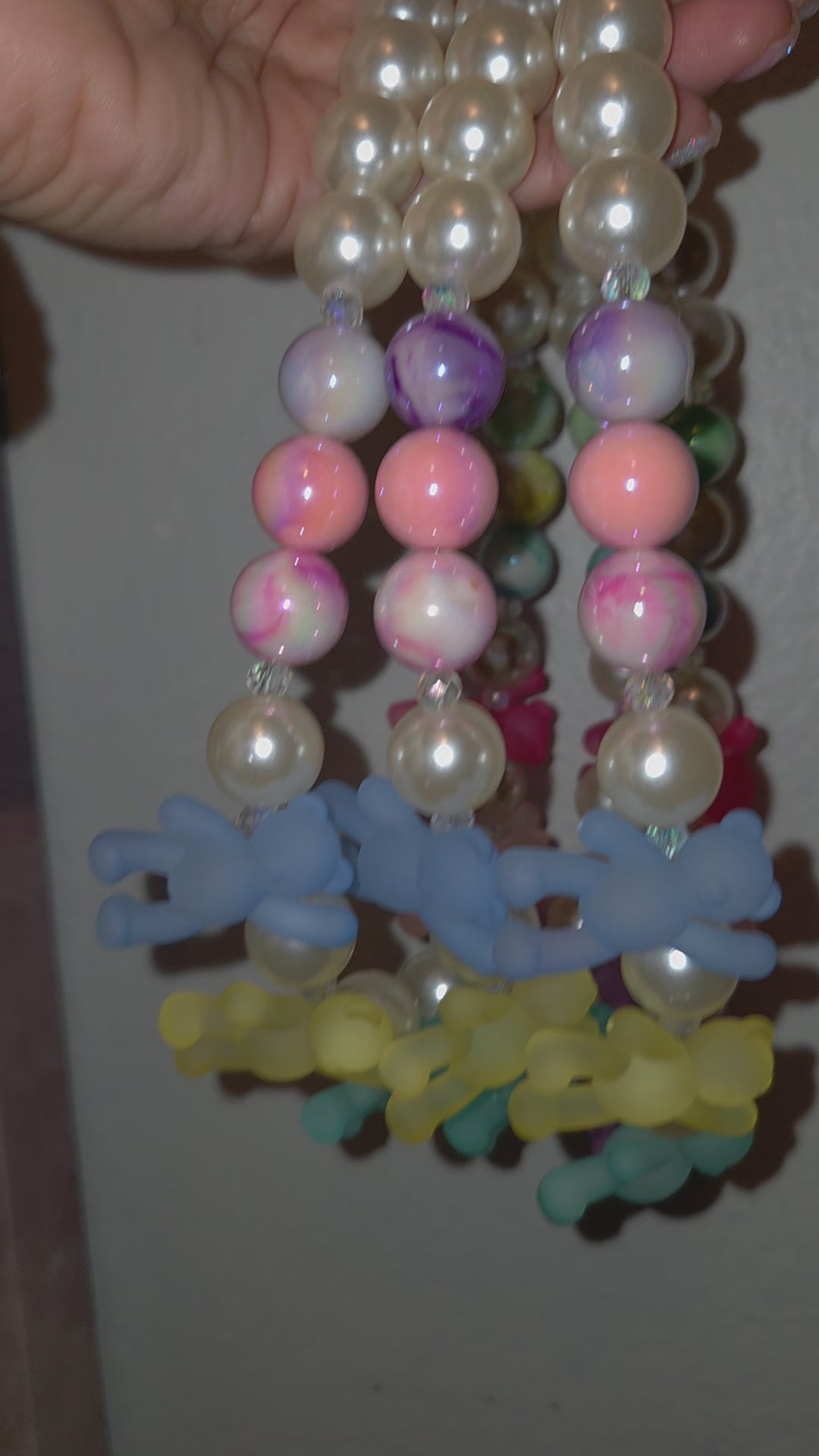 SOUR Teddies Necklace — collar hecho a mano, perlas acrílicas, charms osito, maximalista, dopamine dressing, moda Y2K.


