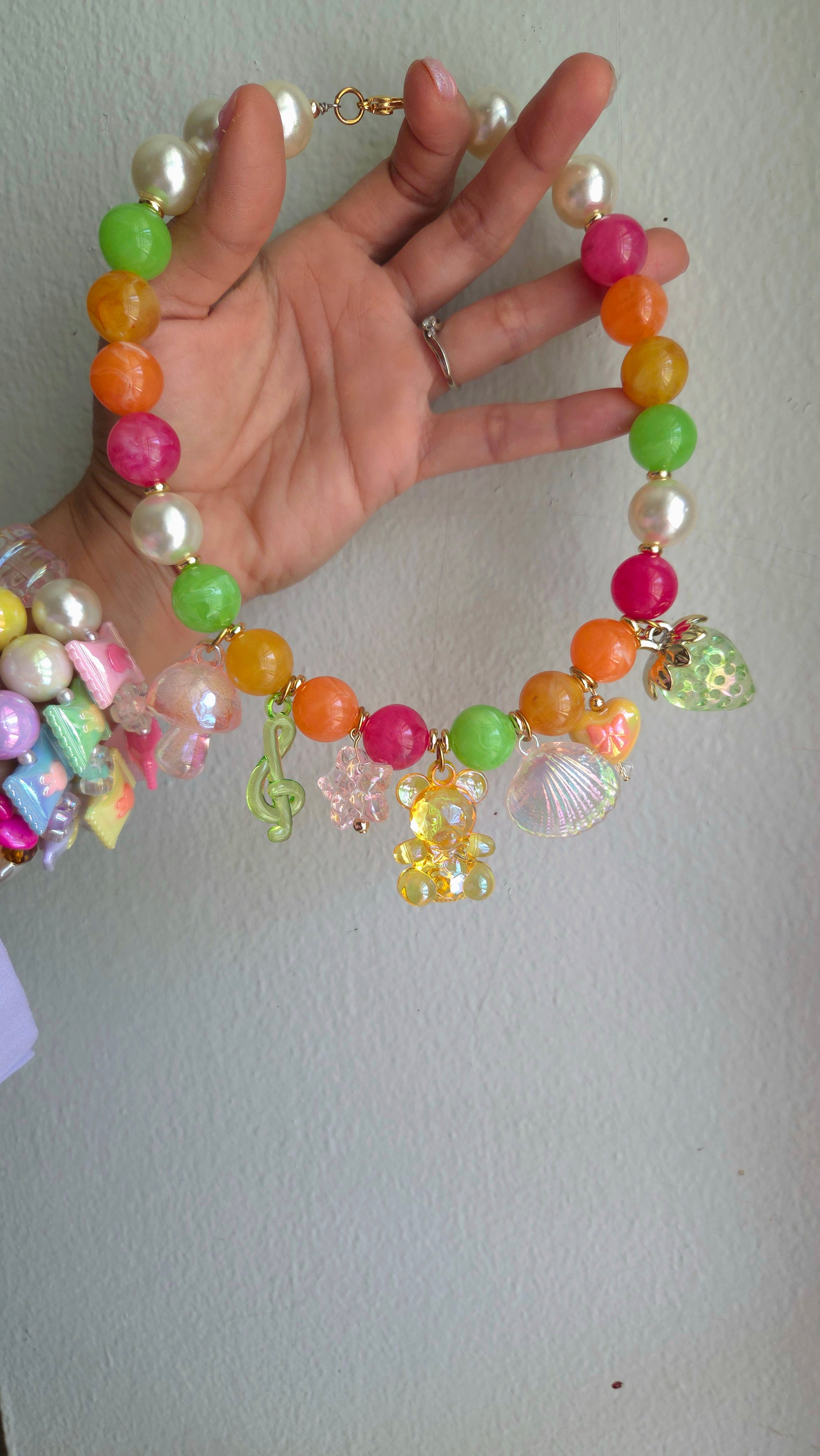 Collar Tropical Candy Parade — necklace hecho a mano, perlas chunky, charms coloridos, dopamine dressing, moda Y2K.