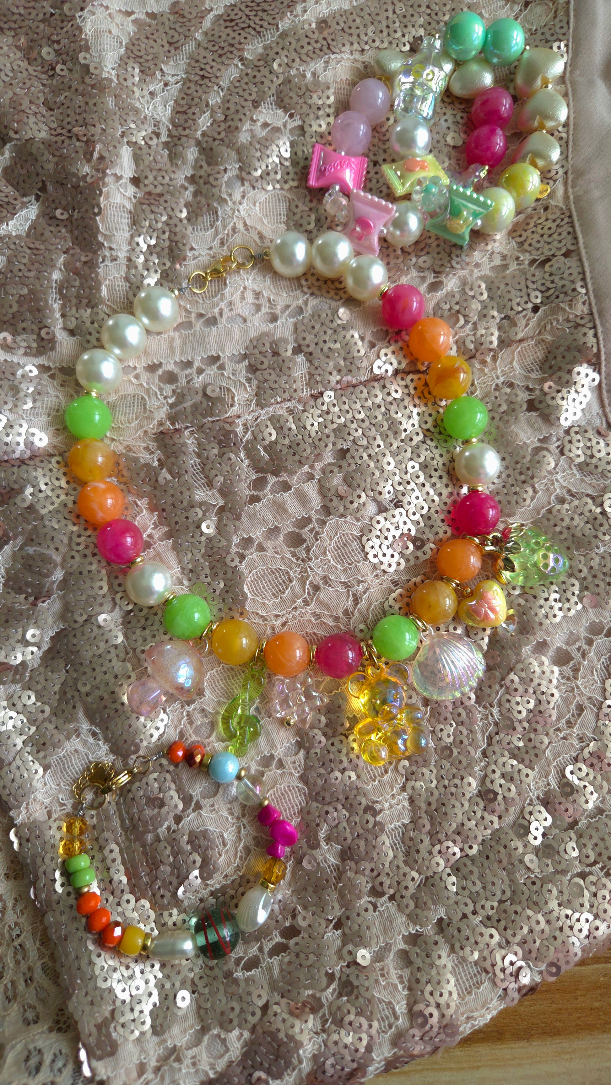 Collar Tropical Candy Parade — necklace hecho a mano, perlas chunky, charms coloridos, dopamine dressing, moda Y2K.Tropical candy necklace

Colorful statement necklace

Chunky pearls jewelry

Fruit charm necklace

Y2K dopamine dressing

Handmade playful jewelry

Acrylic charms necklace

Strawberry charm necklace

Vibrant dopamine-core

Bold colorful fashion