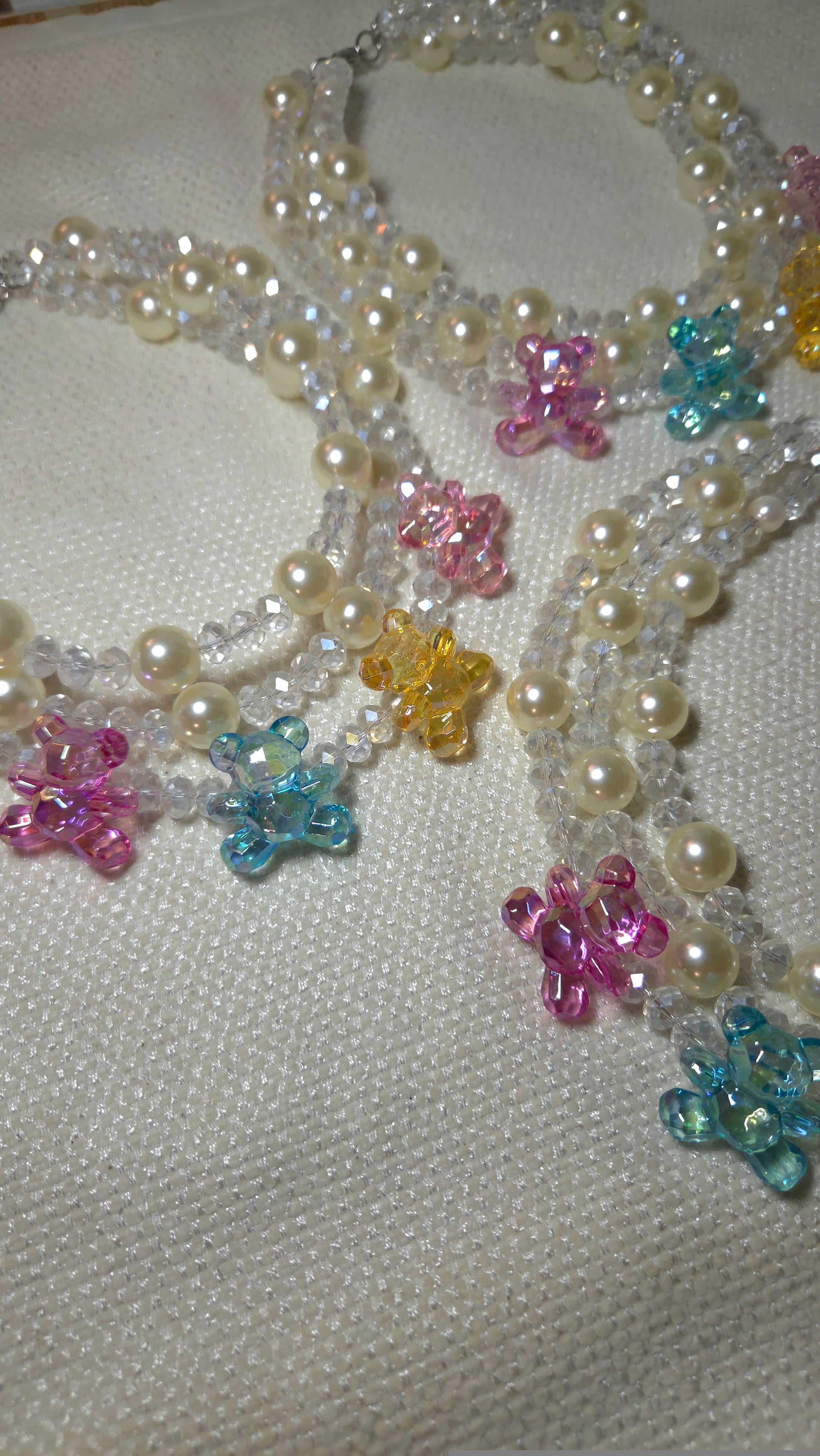 Collar Crystal Parade Teddy Necklace con perlas chunky, cristales transparentes y charms de ositos acrílicos multicolor. Diseño maximalista dopamine dressing Lalabel.

