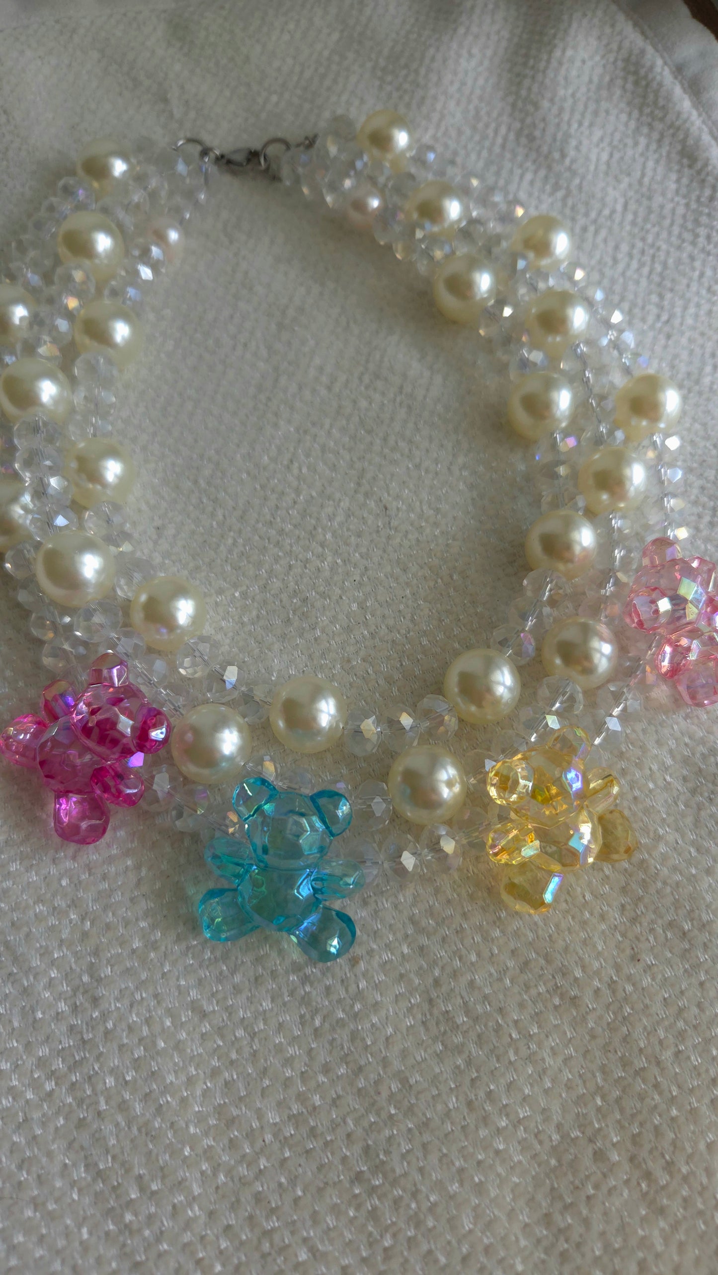 Collar Crystal Parade Teddy Necklace con perlas chunky, cristales transparentes y charms de ositos acrílicos multicolor. Diseño maximalista dopamine dressing Lalabel.

