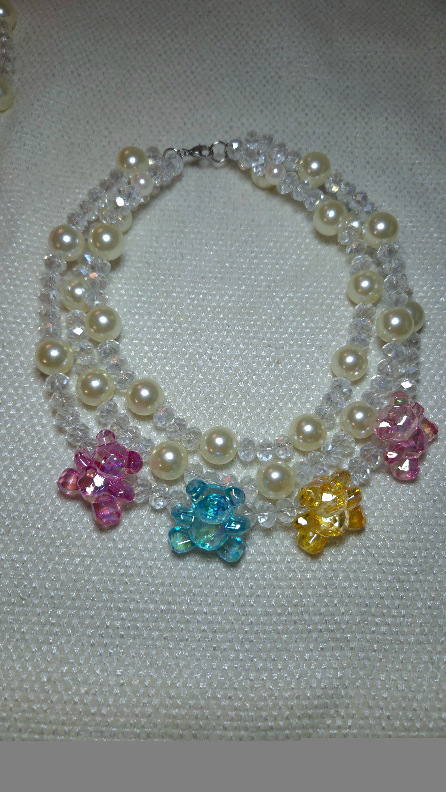 Collar Crystal Parade Teddy Necklace con perlas chunky, cristales transparentes y charms de ositos acrílicos multicolor. Diseño maximalista dopamine dressing Lalabel.
