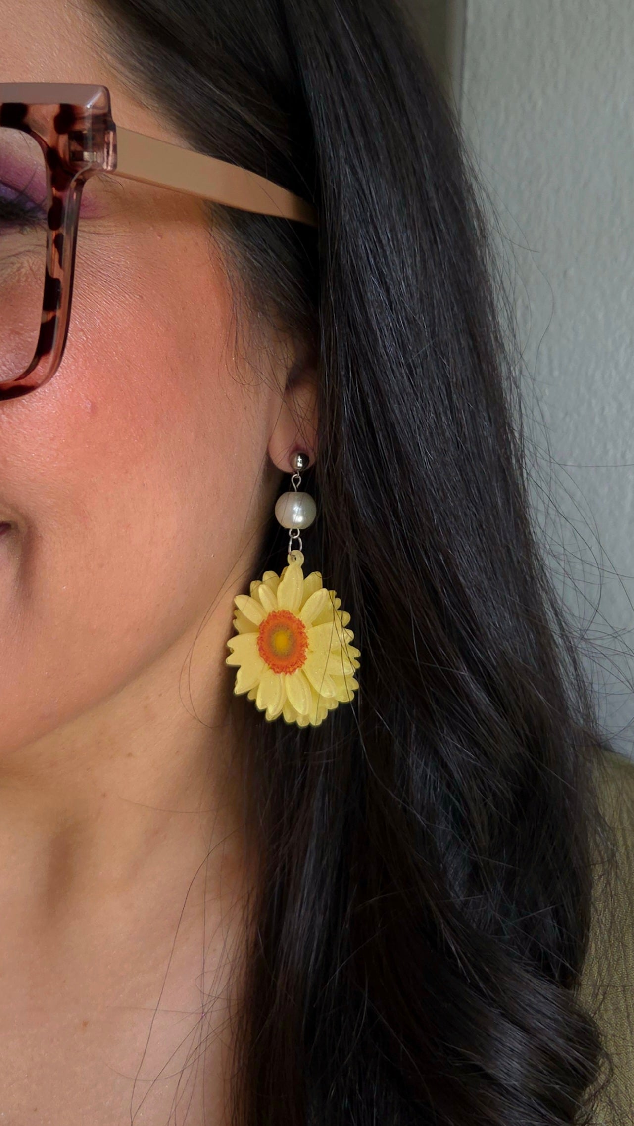 Daisy earrings

Dangling earrings

Y2K jewelry

Handmade earrings

Yellow acrylic flowers

Crystal pearl earrings

Statement earrings

Nostalgic fashion

Cute chic jewelry

Dopamine dressing accessories