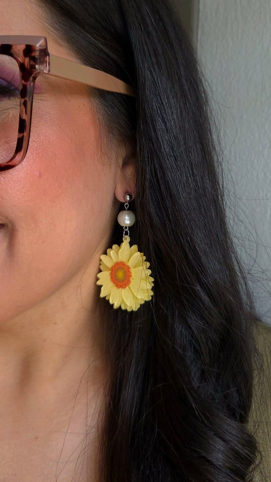 Daisy earrings

Dangling earrings

Y2K jewelry

Handmade earrings

Yellow acrylic flowers

Crystal pearl earrings

Statement earrings

Nostalgic fashion

Cute chic jewelry

Dopamine dressing accessories