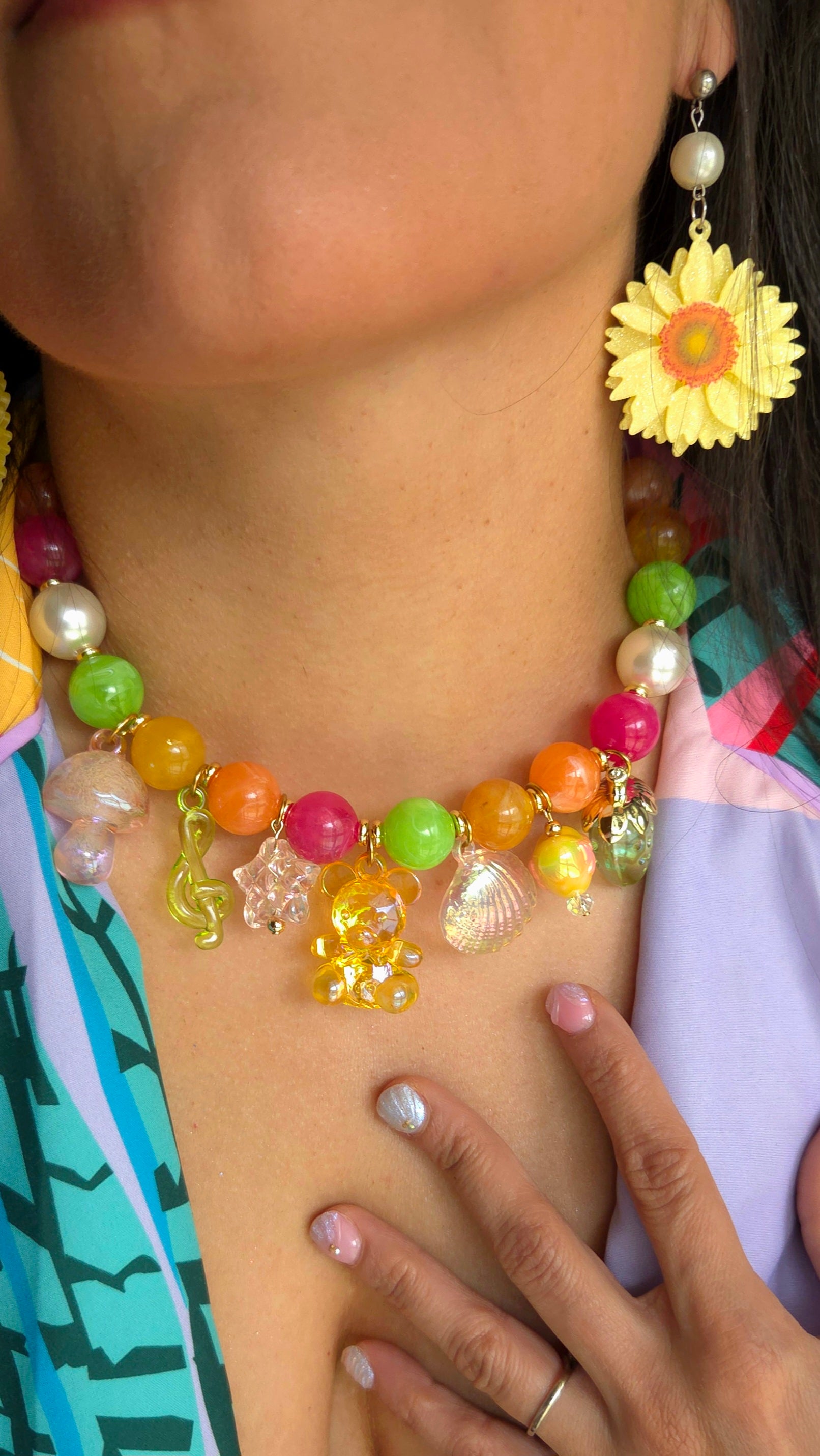 Collar Tropical Candy Parade — necklace hecho a mano, perlas chunky, charms coloridos, dopamine dressing, moda Y2K.Tropical candy necklace

Colorful statement necklace

Chunky pearls jewelry

Fruit charm necklace

Y2K dopamine dressing

Handmade playful jewelry

Acrylic charms necklace

Strawberry charm necklace

Vibrant dopamine-core

Bold colorful fashion