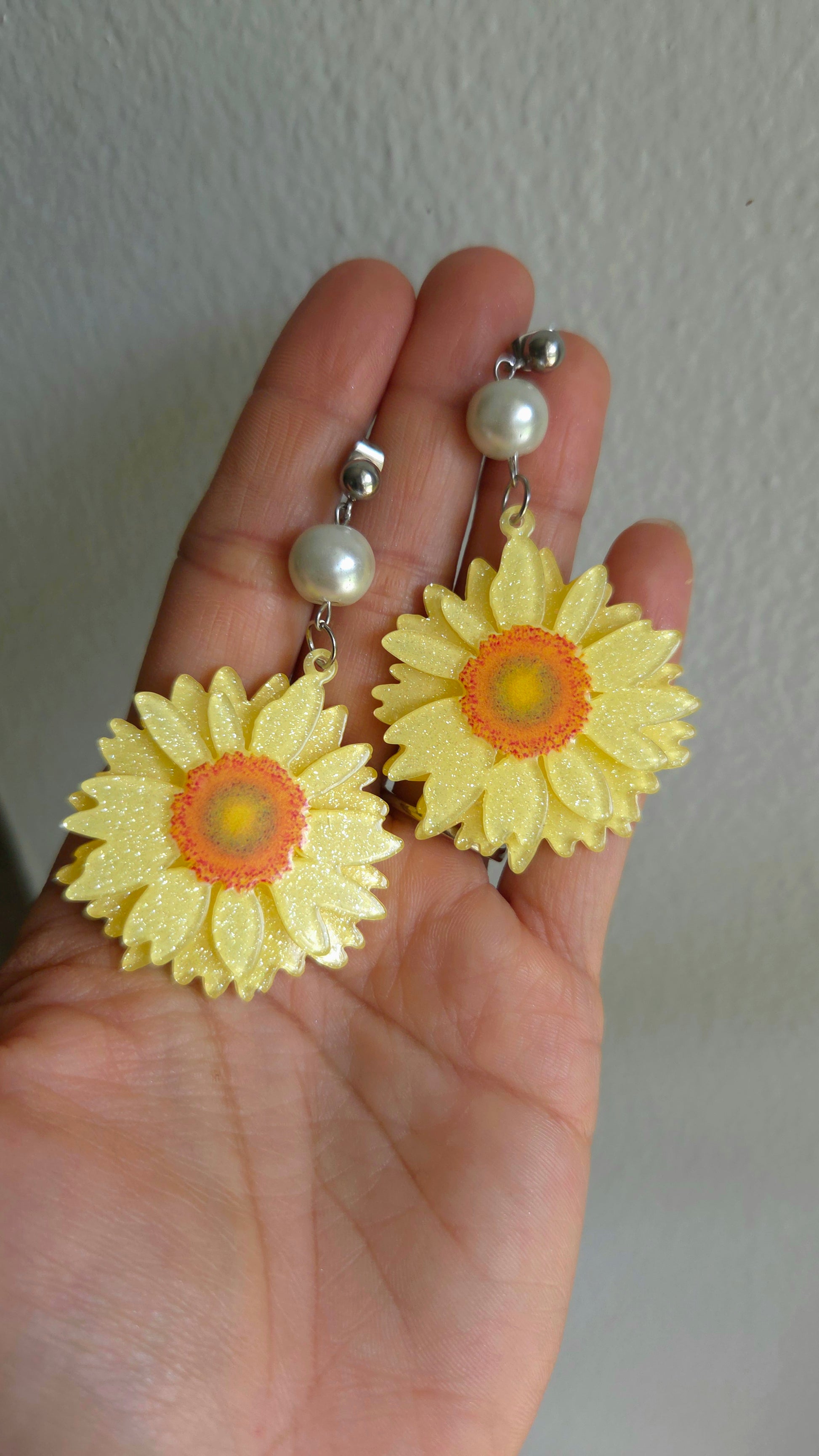 Daisy earrings

Dangling earrings

Y2K jewelry

Handmade earrings

Yellow acrylic flowers

Crystal pearl earrings

Statement earrings

Nostalgic fashion

Cute chic jewelry

Dopamine dressing accessories